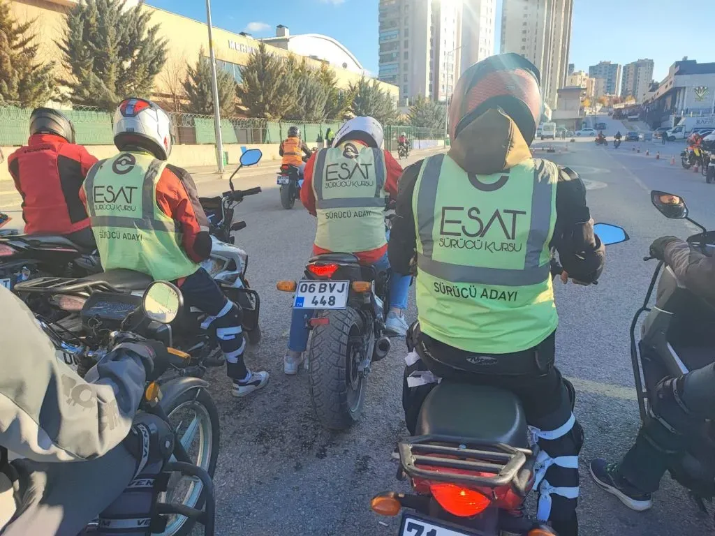 Esat Sürücü Kursu - Bilinçli Sürücüler için Bir Yolculuk