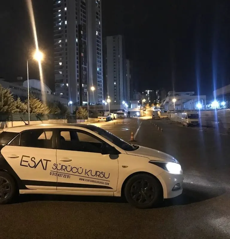 Esat Sürücü Kursu - Gece Sürüşü: Far Kullanımı ve Görüş Güvenliği İçin Hayati Tüyolar