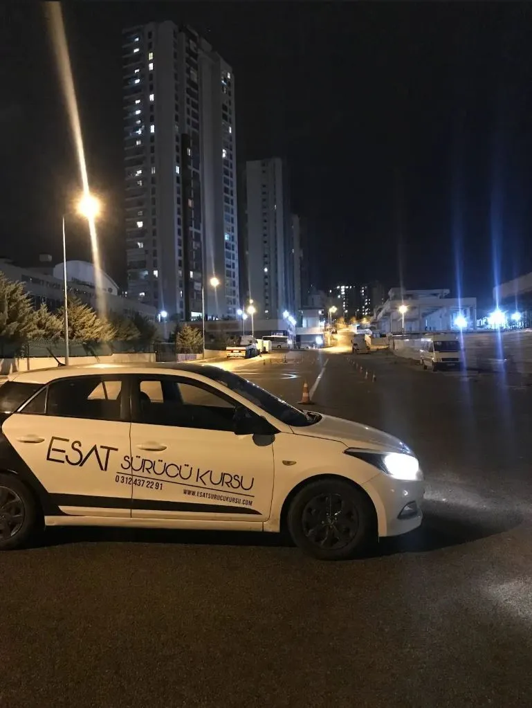 Esat Sürücü Kursu - Gece Sürüşü: Far Kullanımı ve Görüş Güvenliği İçin Hayati Tüyolar