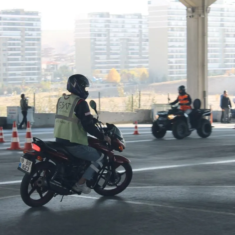 Esat Sürücü Kursu - Motosiklet Ekipman Rehberi: Kask, Eldiven ve Görünürlükten Başlayın!